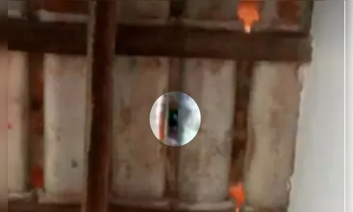 Homem instala câmera no quarto da ex-mulher para vigiá-la