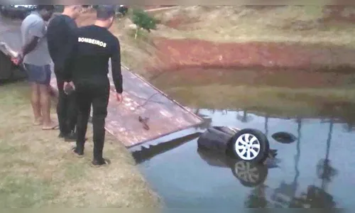 Homem morre afogado após carro cair em açude durante fuga