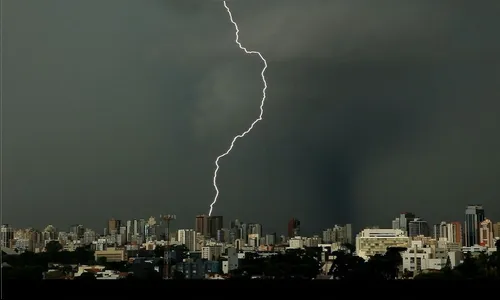 Homem morre após ser atingido por raio dentro de casa no PR