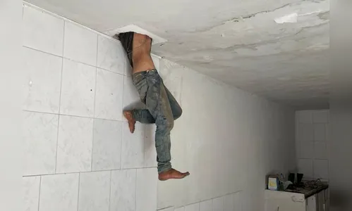 Homem tenta invadir estabelecimento e fica preso na laje