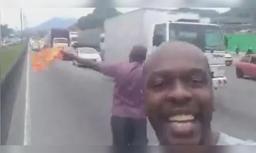 Homem viraliza ao narrar engarrafamento que ele mesmo causou