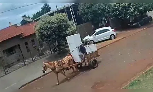 Homens furtam igreja e fogem com geladeira em carroça