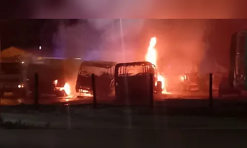 Homens queimam veículos de cidade do Paraná nesta madrugada