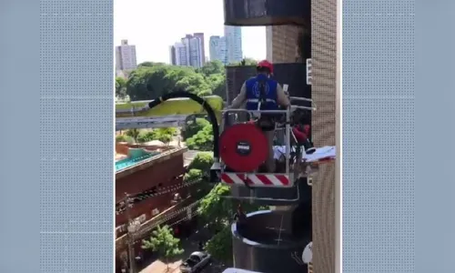 Idosa sofre queda em apartamento e é resgatada pela janela