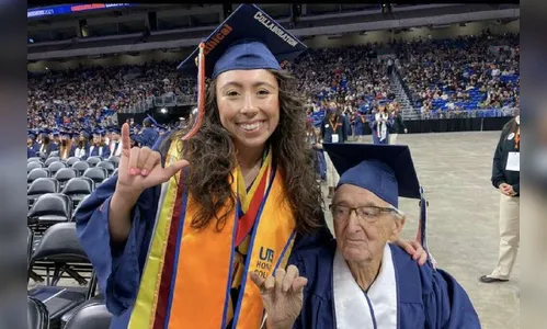 Idoso de 87 anos se forma com neta em mesma universidade
