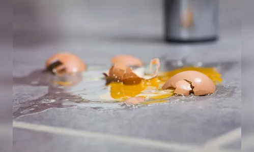 Mulher agride o marido e joga ovos durante discussão