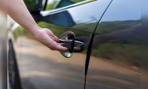 Bandidos tentam furtar carro de quintal de residência