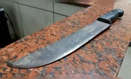 Homem tenta apartar briga de casal e acaba ferido por facão