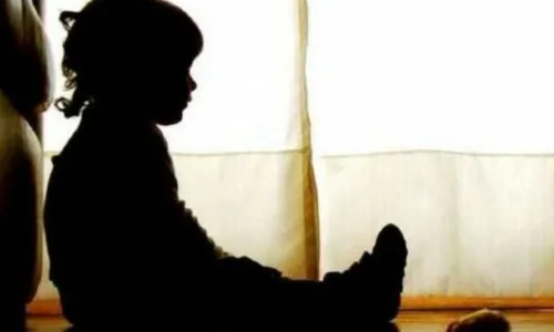 Mãe é presa por deixar criança sozinha dentro de casa