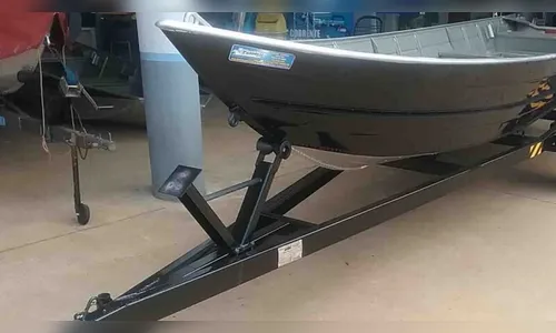 Ladrão furta reboque e barco de aluminio do quintal  de casa