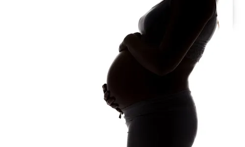 Jovem de 15 anos, grávida de 6 meses, é agredida