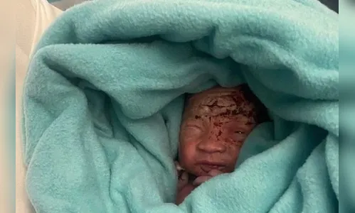 Jovem é presa após dar à luz e jogar bebê em lixeira