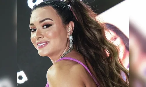 Juju Salimeni sensualiza e exibe corpão bronzeado