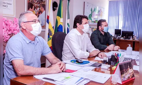 Junior da Femac e secretário João Ortega fazem reunião