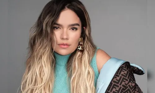 Karol G cai do palco e leva tombo em escadaria de show