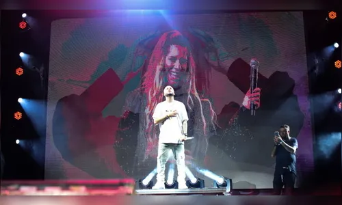 Kevinho homenageia Marília Mendonça durante Farofa da Gkay