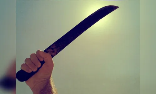 Ladrão com facão rouba celular de homem em Apucarana