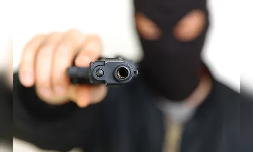 Ladrões armados invadem propriedade e rendem família