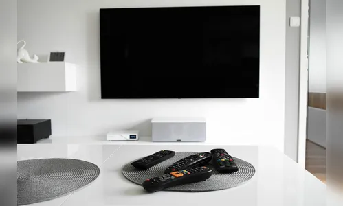 Ladrões são vistos carregando TV furtada em Apucarana