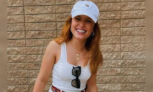 Larissa Manoela aparece de biquíni e fãs elogiam