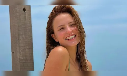 Larissa Manoela exibe shape sarado durante aula de yoga