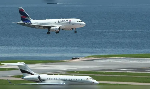 Latam cancela 111 voos após aumento de casos de Covid