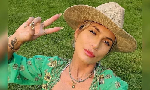 Lívia Andrade posa de biquíni e chama a atenção