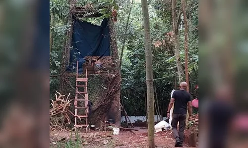 Local chama atenção de policiais ao levarem intimação