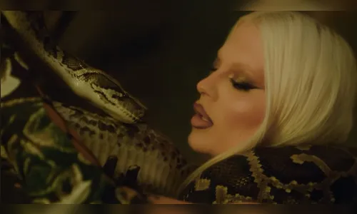 Luísa Sonza dá beijão e sensualiza com cobras em gravação