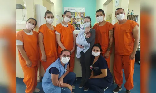 Mãe agradece equipe da UTI Neonatal após filho receber alta