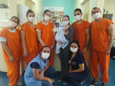 Mãe agradece equipe da UTI Neonatal após filho receber alta