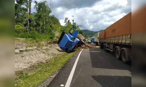 Mais um caminhão tomba na BR 376; trânsito está impedido