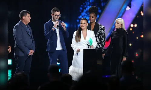 Marília Mendonça é homenageada e família recebe troféu