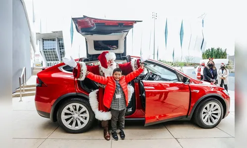 Menino com leucemia realiza sonho ao comer com Papai Noel