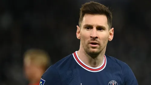 Messi se recupera da covid-19 e viaja para a França