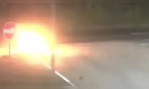 Moto pega fogo após colisão fatal em rodovia do PR; vídeo