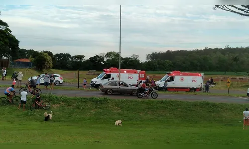 Motociclistas são socorridos após acidente na PR-218