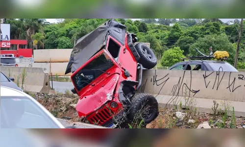 Motorista abandona veículo após acidente em Curitiba