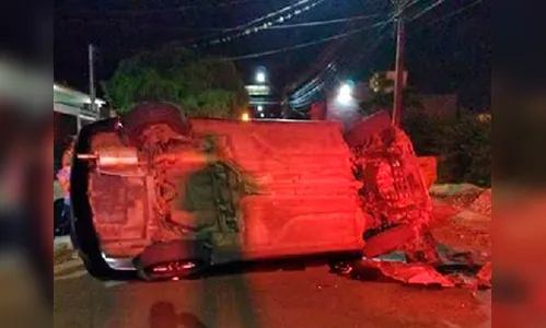 Motorista capota carro e abandona veículo na rua
