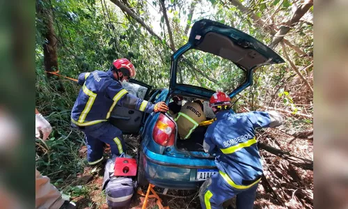 Motorista fica ferido após carro cair em ribanceira no PR