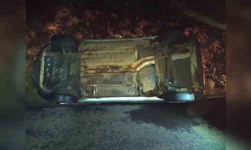 Motorista fica ferido durante tombamento em Apucarana