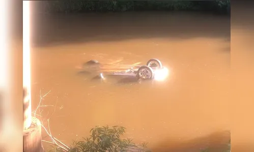 Motorista morre após perder controle e cair com carro em rio
