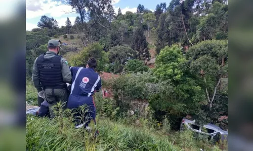 Motorista morre após ser arremessado em capotamento no PR