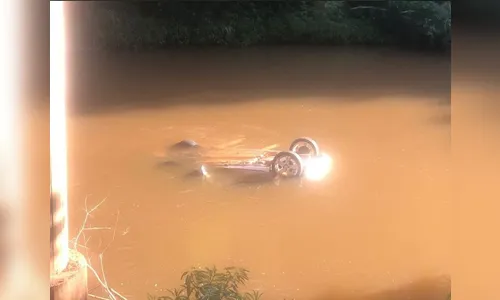 Motorista perde o controle, cai em rio e morre na PR-082