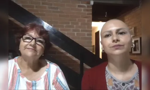 Mulher com câncer emociona web ao cantar ao lado da mãe