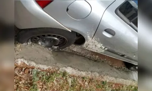 Mulher concreta rodas de carro de vizinho após discussão