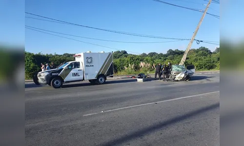 Mulher de 35 anos morre após carro bater em poste no PR