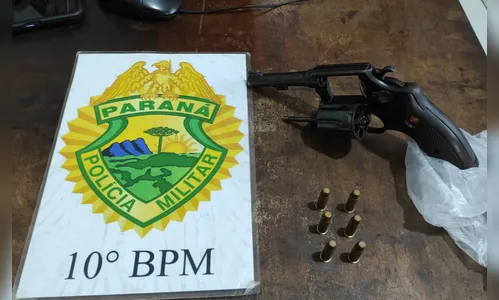 Mulher é detida por posse ilegal de arma de fogo