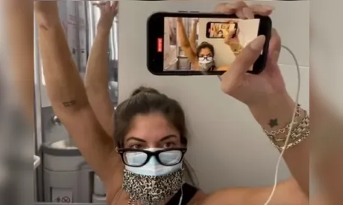 Mulher fica 4h em banheiro de avião após testar positivo