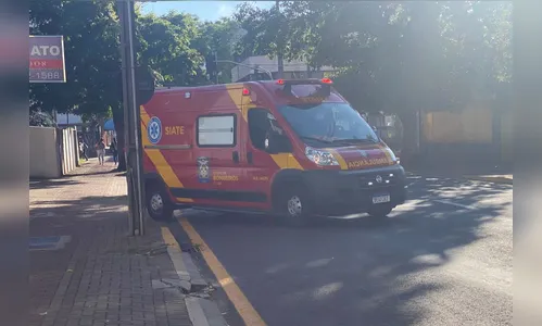 Mulher fica ferida após cair da moto no centro de Apucarana